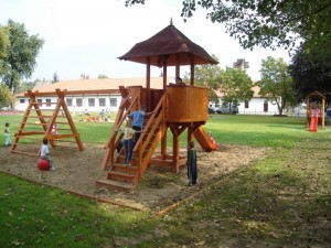 2014.Ricse_Óvoda parkja játékokkal-001