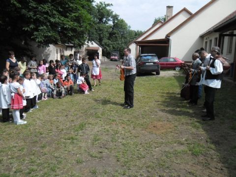 2013pácin (13)_Táncház az óvodában8