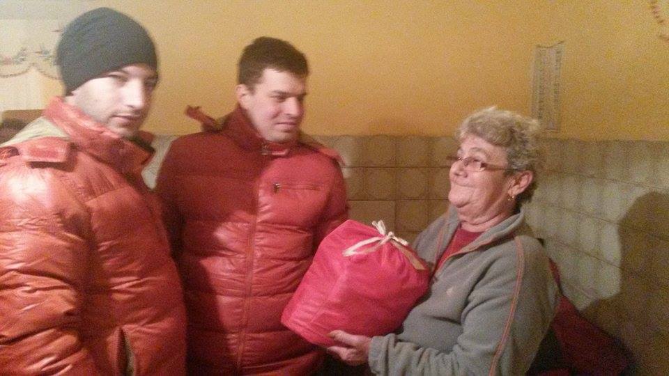 Élelmiszer csomagot adományoztak a Kormányőr SE tagjai Nagyrozvágyon