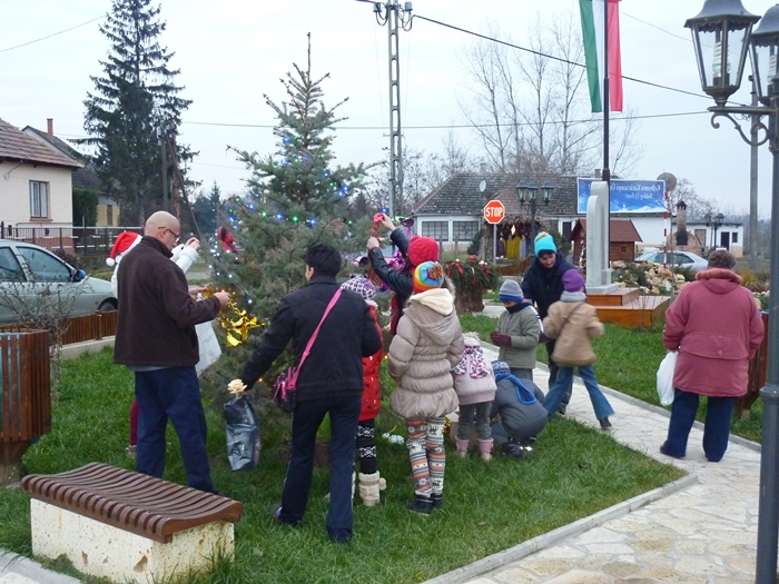Karácsonyi vásár és karácsonyfa díszítés Nagyrozvágyon
