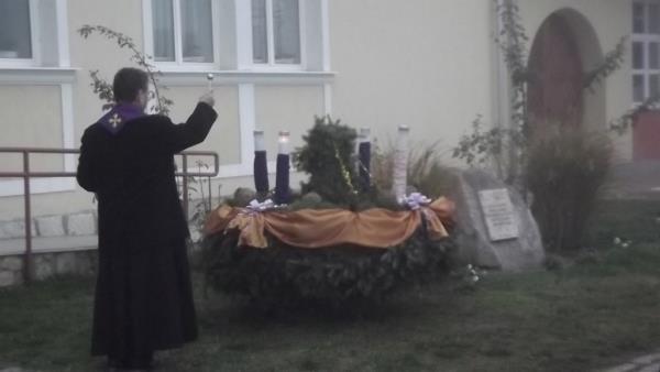 Meggyulladt az első gyertya a karcsai adventi koszorún