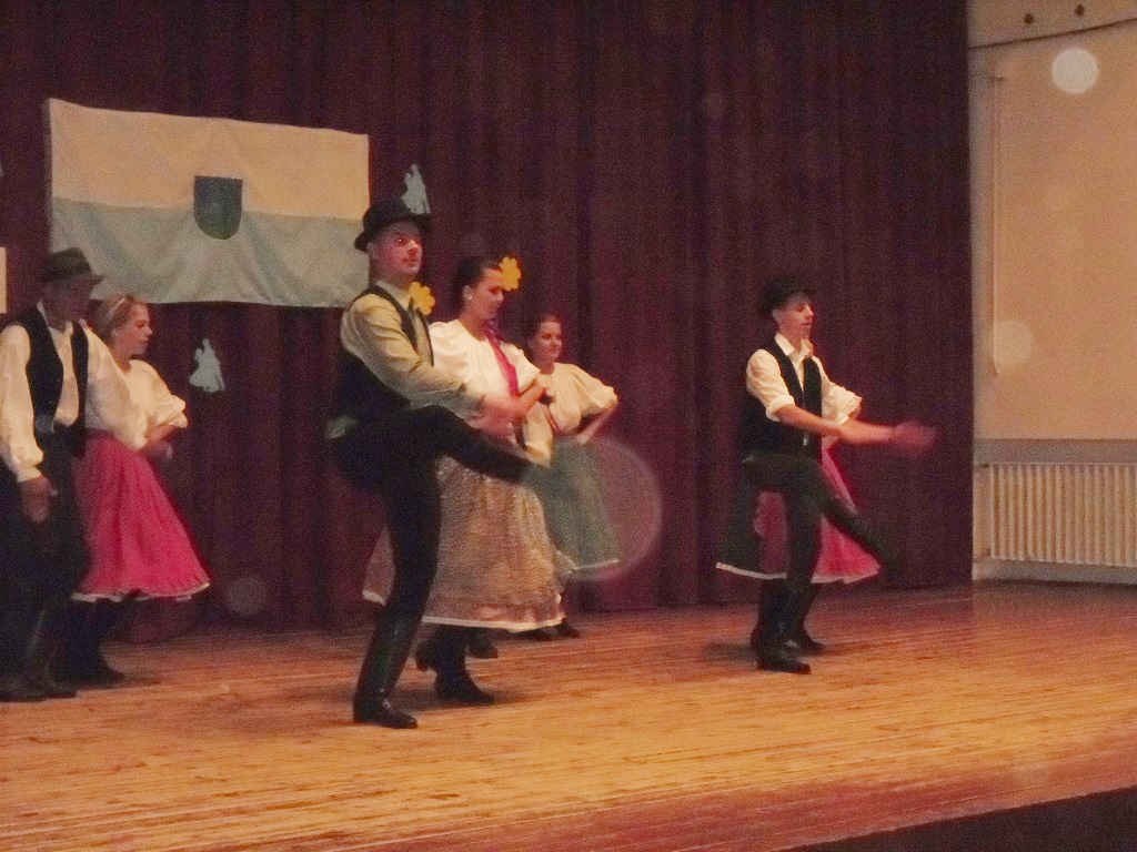 Sarkantyús Néptáncegyüttes fellépése Tiszakarádon