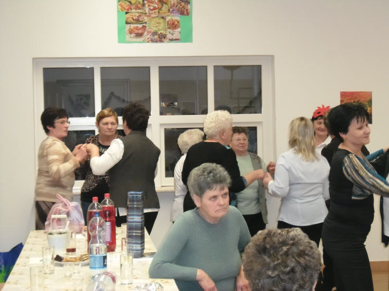 AZ IDŐSEK IS FARSANGOZTAK KARCSÁN