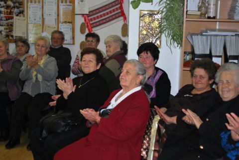 2013_12_17_cigánd_karácsony az idősek klubjában (31)