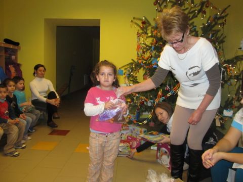2013_dec_voroskereszt_adomány_átadása (5)