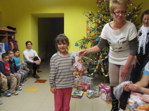 2013_dec_voroskereszt_adomány_átadása (6)