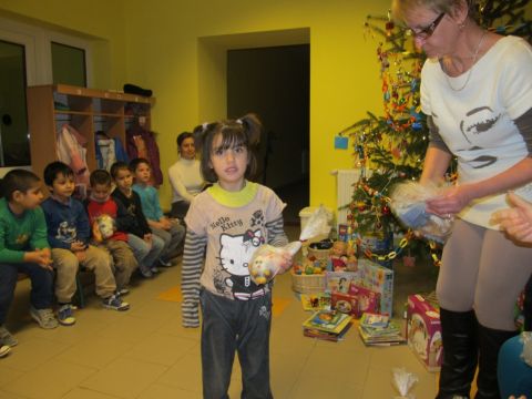 2013_dec_voroskereszt_adomány_átadása (8)