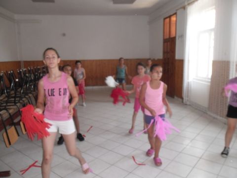 Felsőberecki_kézműves és tánc foglalkozás_2014.08 (10)