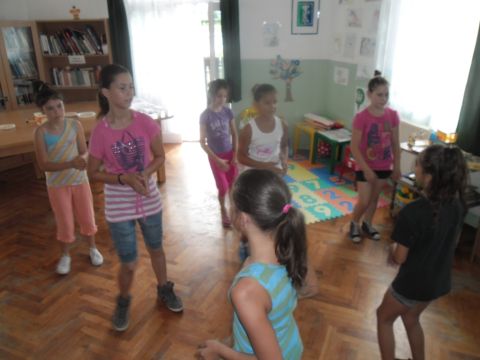 Felsőberecki_kézműves és tánc foglalkozás_2014.08 (5)