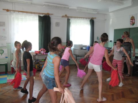 Felsőberecki_kézműves és tánc foglalkozás_2014.08 (9)
