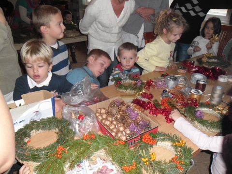 Adventi koszorú készítés 2014.11.26. Alsóberecki (11)