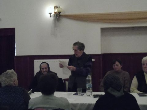 Karcsa_2014_12_18_idősek kar (14)